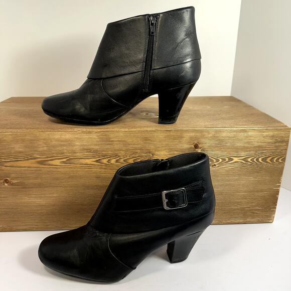 Clarks Bendables Heeled Ankle Booties Sz 8M Leather Career Comfort Shoes Dressy - Picture 2 of 9